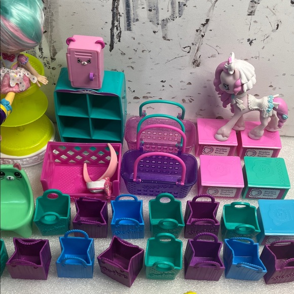 Shopkins Lot & Accessories (160 Shopkins) - Picture 3 of 7